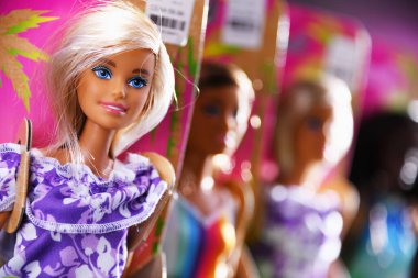 POZNAN, POL - 23 SEP 2021: Okyanus koleksiyonunun Barbie bebekleri, geri dönüştürülmüş plastikten yapıldı