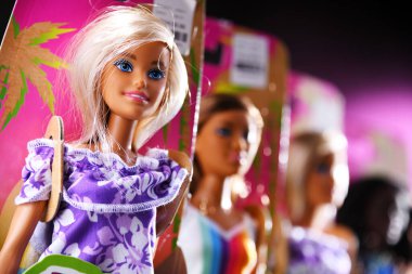 POZNAN, POL - 23 SEP 2021: Okyanus koleksiyonunun Barbie bebekleri, geri dönüştürülmüş plastikten yapıldı
