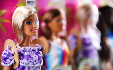POZNAN, POL - 23 SEP 2021: Okyanus koleksiyonunun Barbie bebekleri, geri dönüştürülmüş plastikten yapıldı