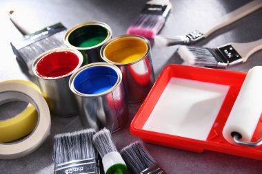 Ev dekorasyonu için farklı boyutlarda boya ve boya fırçaları.