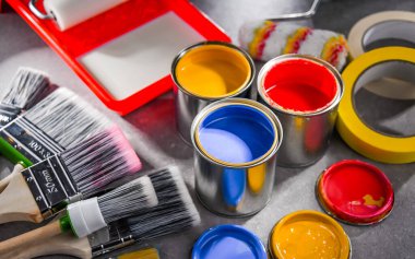 Ev dekorasyonu için farklı boyutlarda boya ve boya fırçaları.