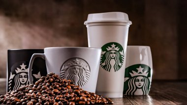 POZNAN, POL - 15, 2021: fincanlar dolusu Starbucks, kahve şirketinin adı ve kafe zinciri, Seattle, Wa 'da kuruldu. ABD, 1971 'de; şimdi bu tür dünyanın en büyük işi..