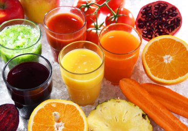 Taze organik sebze ve meyve sularıyla dolu bardaklar. Detoks diyeti