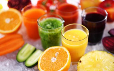 Taze organik sebze ve meyve sularıyla dolu bardaklar. Detoks diyeti