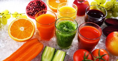 Taze organik sebze ve meyve sularıyla dolu bardaklar. Detoks diyeti