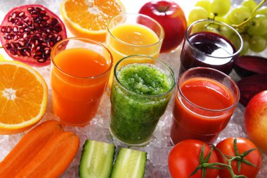 Taze organik sebze ve meyve sularıyla dolu bardaklar. Detoks diyeti