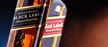 POZNAN, POL - 27, 2021: Johnnie Walker şişeleri, yılda 130 milyonun üzerinde satışıyla dünyanın en yaygın olarak dağıtılan karışık viski markası..