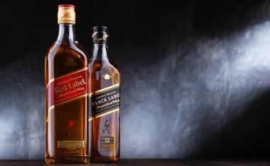 POZNAN, POL - 27, 2021: Johnnie Walker şişeleri, yılda 130 milyonun üzerinde satışıyla dünyanın en yaygın olarak dağıtılan karışık viski markası..