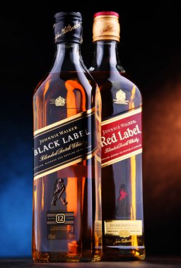 POZNAN, POL - 27, 2021: Johnnie Walker şişeleri, yılda 130 milyonun üzerinde satışıyla dünyanın en yaygın olarak dağıtılan karışık viski markası..