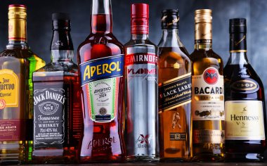 POZNAN, POL - 27, 2021: Viski, votka, tekila ve cin gibi çeşitli küresel likör şişeleri 