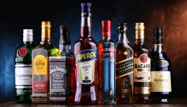 POZNAN, POL - 27, 2021: Viski, votka, tekila ve cin gibi çeşitli küresel likör şişeleri 