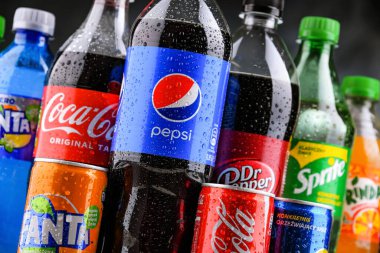 POZNAN, POLAND - OCT 28, 2021: Coca Cola Company ve Pepsico 'nun ürünlerini de içeren küresel meşrubat markaları