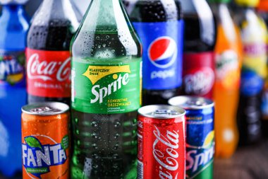 POZNAN, POLAND - OCT 28, 2021: Coca Cola Company ve Pepsico 'nun ürünlerini de içeren küresel meşrubat markaları