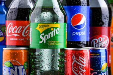 POZNAN, POLAND - OCT 28, 2021: Coca Cola Company ve Pepsico 'nun ürünlerini de içeren küresel meşrubat markaları