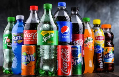 POZNAN, POLAND - OCT 28, 2021: Coca Cola Company ve Pepsico 'nun ürünlerini de içeren küresel meşrubat markaları