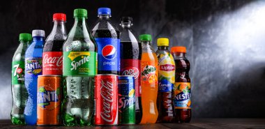 POZNAN, POLAND - OCT 28, 2021: Coca Cola Company ve Pepsico 'nun ürünlerini de içeren küresel meşrubat markaları