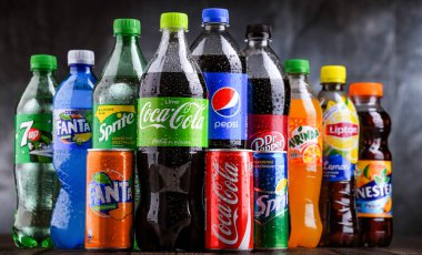 POZNAN, POLAND - OCT 28, 2021: Coca Cola Company ve Pepsico 'nun ürünlerini de içeren küresel meşrubat markaları