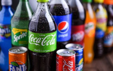 POZNAN, POLAND - OCT 28, 2021: Coca Cola Company ve Pepsico 'nun ürünlerini de içeren küresel meşrubat markaları