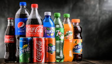 POZNAN, POLAND - OCT 28, 2021: Coca Cola Company ve Pepsico 'nun ürünlerini de içeren küresel meşrubat markaları