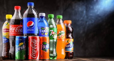 POZNAN, POLAND - OCT 28, 2021: Coca Cola Company ve Pepsico 'nun ürünlerini de içeren küresel meşrubat markaları
