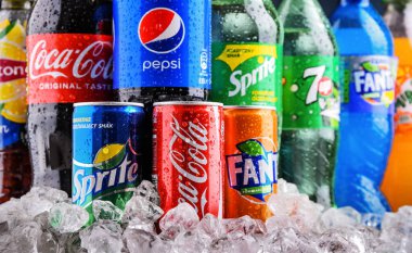 POZNAN, POLAND - OCT 28, 2021: Coca Cola Company ve Pepsico 'nun ürünlerini de içeren küresel meşrubat markaları