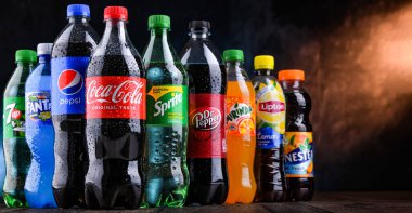 POZNAN, POLAND - OCT 28, 2021: Coca Cola Company ve Pepsico 'nun ürünlerini de içeren küresel meşrubat markaları