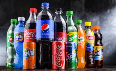 POZNAN, POLAND - OCT 28, 2021: Coca Cola Company ve Pepsico 'nun ürünlerini de içeren küresel meşrubat markaları