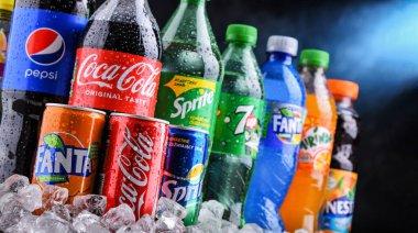 POZNAN, POLAND - OCT 28, 2021: Coca Cola Company ve Pepsico 'nun ürünlerini de içeren küresel meşrubat markaları