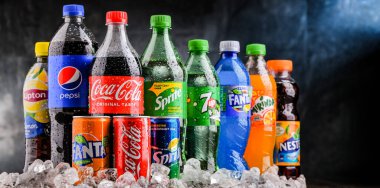 POZNAN, POLAND - OCT 28, 2021: Coca Cola Company ve Pepsico 'nun ürünlerini de içeren küresel meşrubat markaları
