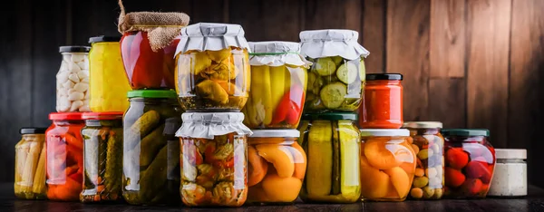 Gläser Mit Verschiedenen Marinierten Gemüse Und Obstsorten Konserven — Stockfoto