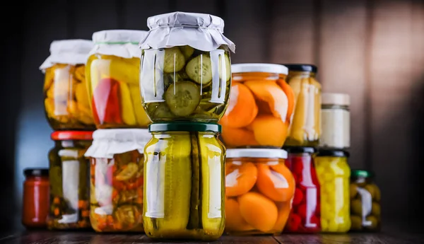 Gläser Mit Verschiedenen Marinierten Gemüse Und Obstsorten Konserven — Stockfoto