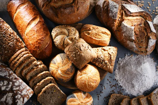 Diverse Bakkerijproducten Met Inbegrip Van Brood Broodjes — Stockfoto