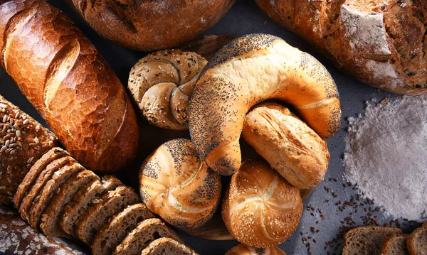 Diverse Bakkerijproducten Met Inbegrip Van Brood Broodjes — Stockfoto