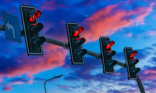 Luzes Trânsito Sobre Intersecção Urbana — Fotografia de Stock