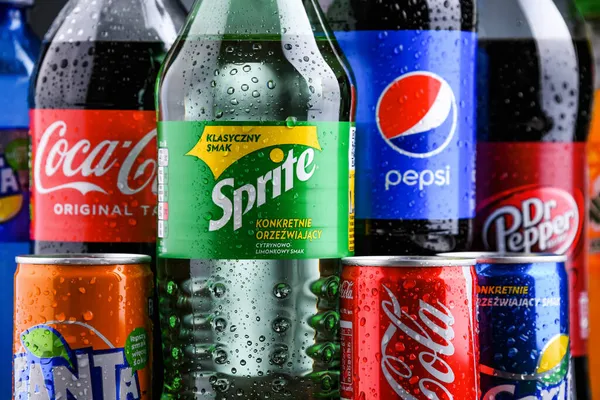 POZNAN, POLAND - OCT 28, 2021: Coca Cola Company ve Pepsico 'nun ürünlerini de içeren küresel meşrubat markaları