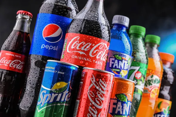 Poznan Polen Okt 2021 Flaschen Globaler Softdrink Marken Darunter Produkte — Stockfoto