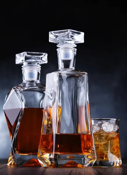 Composizione Con Bicchiere Due Decanter Whisky — Foto Stock