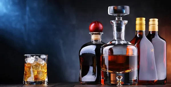 Zusammensetzung Mit Flaschen Mit Verschiedenen Alkoholischen Getränken — Stockfoto