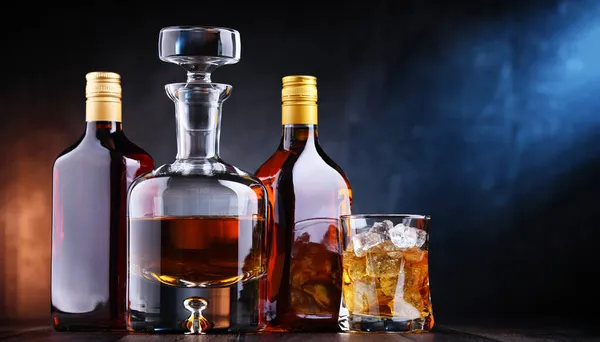 Samenstelling Met Flessen Van Diverse Alcoholische Dranken — Stockfoto