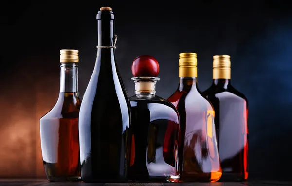 Σύνθεση Φιάλες Από Διάφορα Αλκοολούχα Ποτά — Φωτογραφία Αρχείου