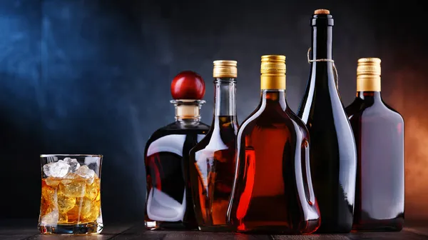 Sammansättning Med Flaskor Med Olika Alkoholhaltiga Drycker — Stockfoto