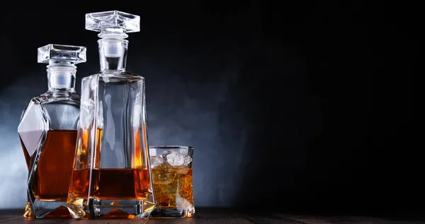 Samenstelling Met Een Glas Twee Decanters Whisky — Stockfoto