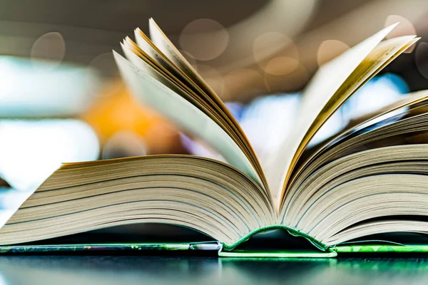 Livro Capa Dura Aberto Uma Mesa Uma Biblioteca Pública — Fotografia de Stock