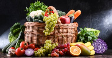 Çeşitli organik sebzeler ve meyvelerle kompozisyon.