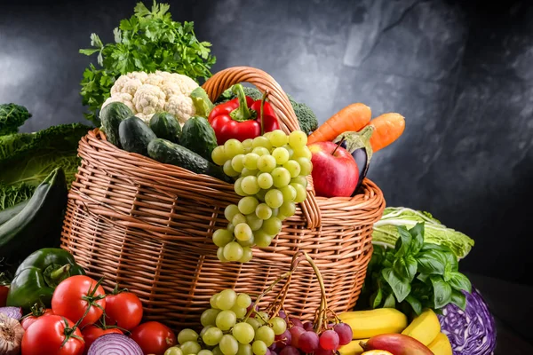 Sammansättning Med Diverse Ekologiska Grönsaker Och Frukter — Stockfoto