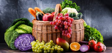 Çeşitli organik sebzeler ve meyvelerle kompozisyon.