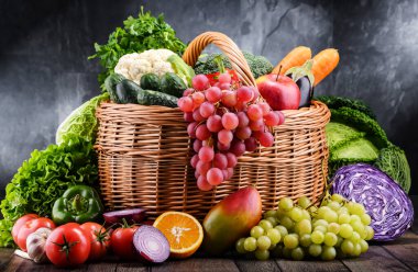 Çeşitli organik sebzeler ve meyvelerle kompozisyon.