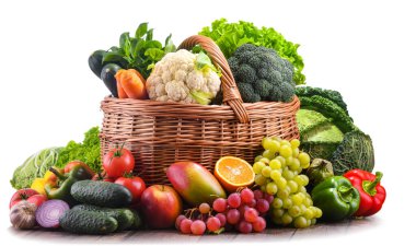 Çeşitli organik sebzeler ve meyvelerle kompozisyon.