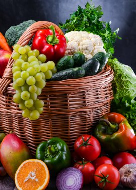 Çeşitli organik sebzeler ve meyvelerle kompozisyon.