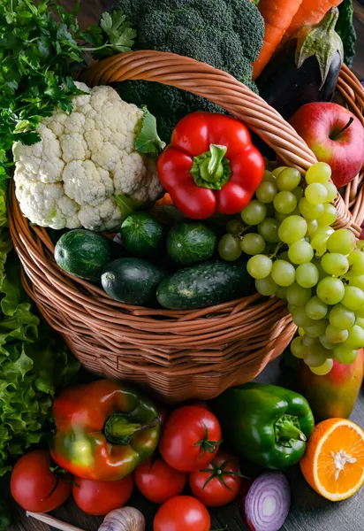 유기농 야채와 과일을 곁들여 먹는다 — 스톡 사진